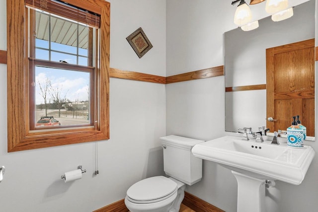 bathroom featuring a chandelier and toilet