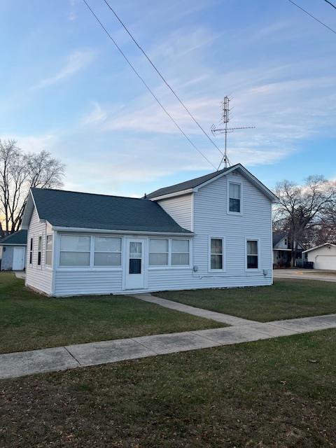 505 S Howard St, Princeton, WI 54968 - view of front of home featuring a front yard