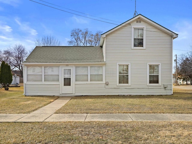 505 S Howard St, Princeton, WI 54968 - view of front of house featuring a shingled roof and a front yard