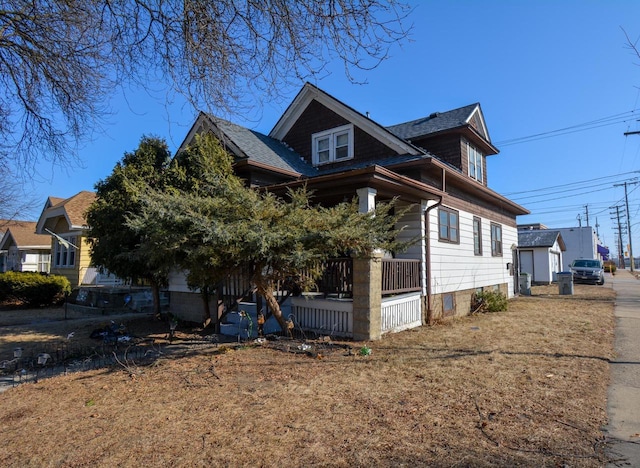 view of front of property featuring covered porch and a front lawn