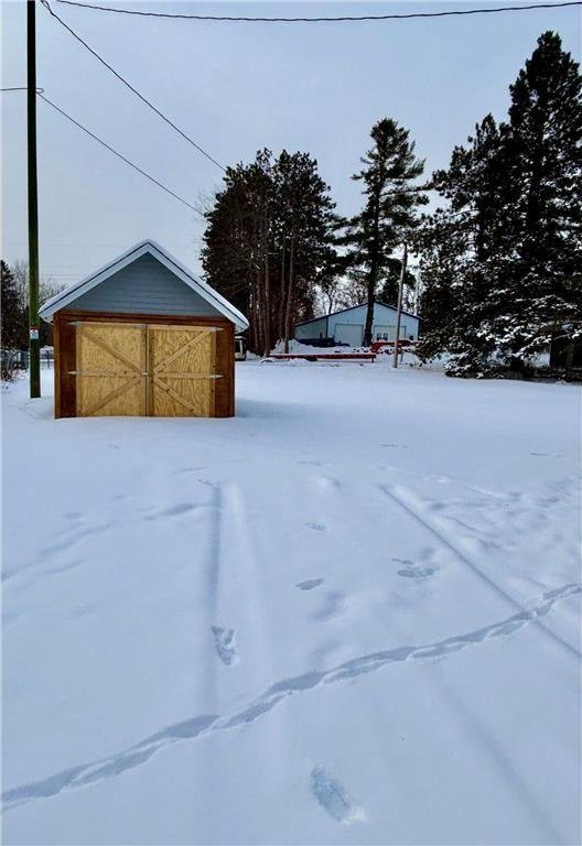 view of yard layered in snow