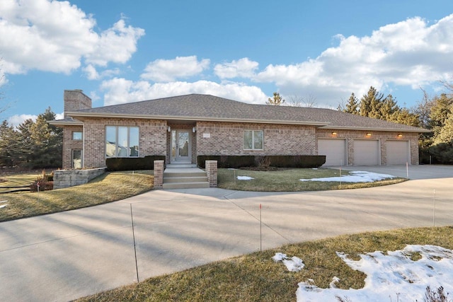 view of front facade with a garage and a front yard