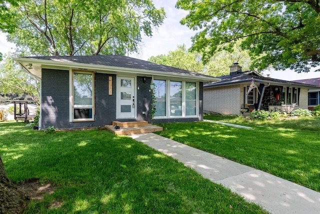 view of front of property featuring a front lawn