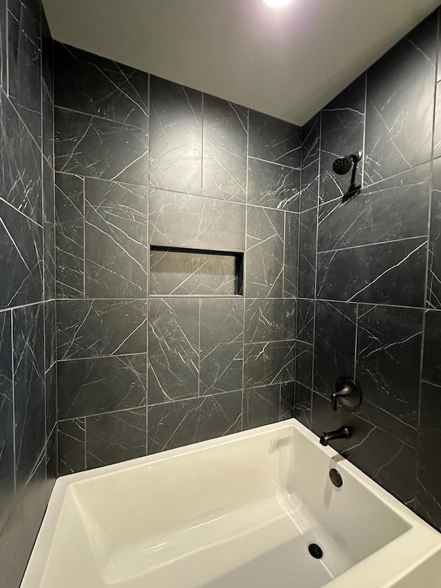 bathroom with tiled shower / bath combo