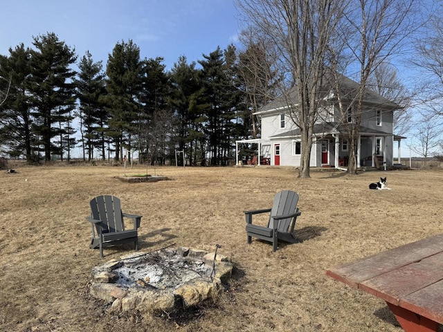 view of yard featuring a fire pit