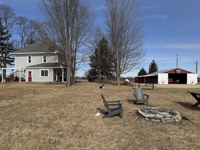 view of yard featuring an outbuilding