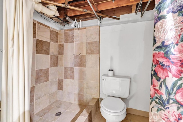 bathroom with toilet and a shower with shower curtain