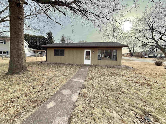 view of front of property featuring a front lawn