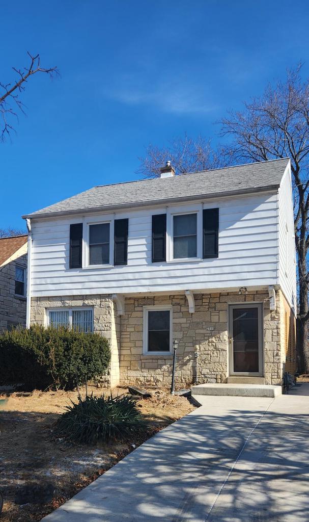 view of front of house featuring a patio