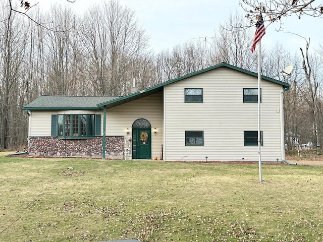 view of front of house featuring a front lawn