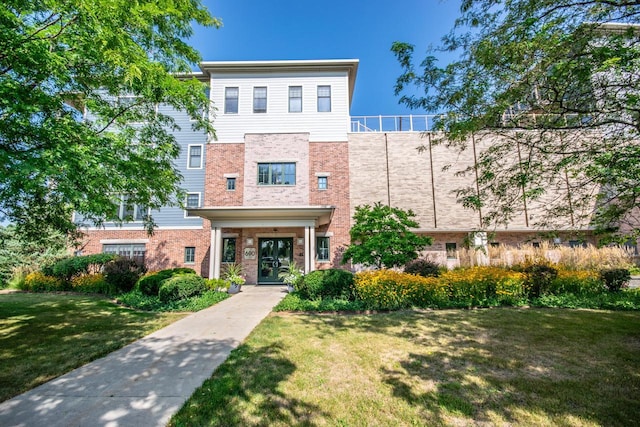 view of front of property featuring a front lawn