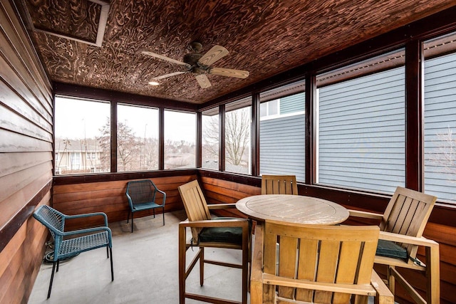 sunroom with ceiling fan