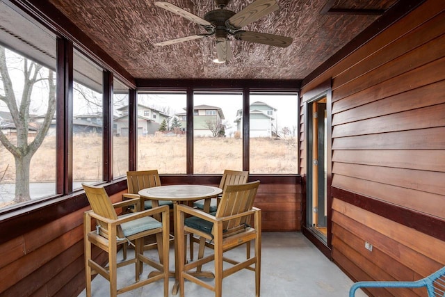 sunroom / solarium featuring a ceiling fan