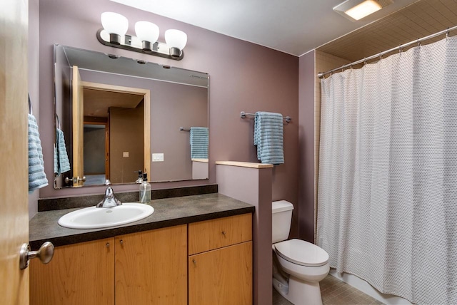 bathroom with a shower with shower curtain, vanity, and toilet