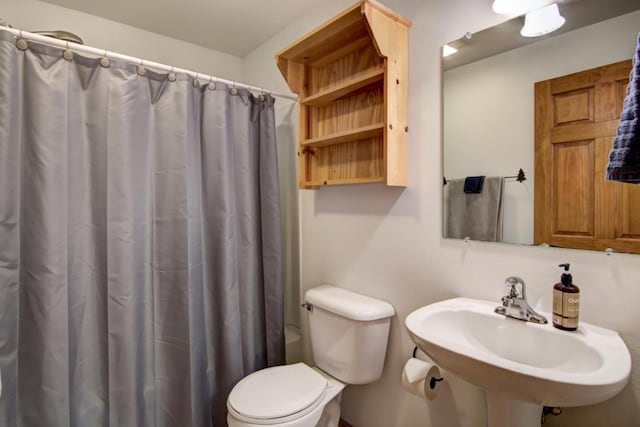 full bathroom featuring shower / tub combo, toilet, and sink