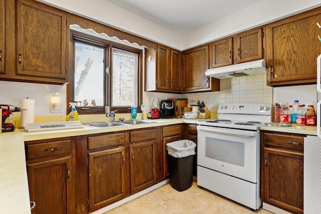 kitchen with sink, backsplash, and electric stove