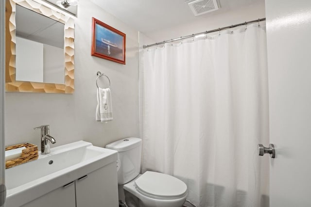 full bathroom featuring toilet, a shower with curtain, visible vents, and vanity