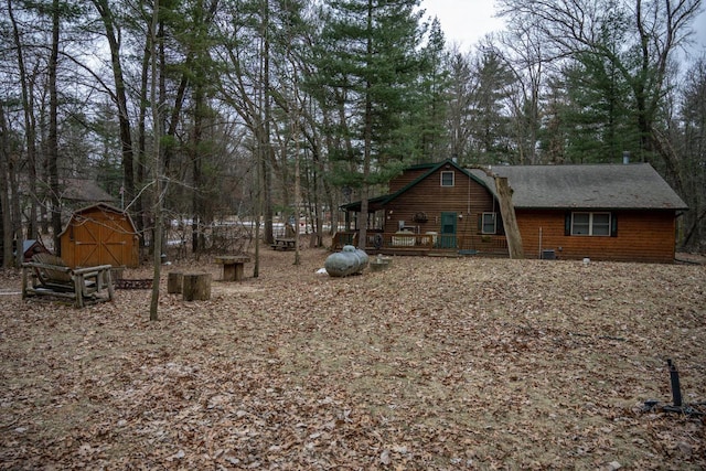 view of yard featuring a storage unit