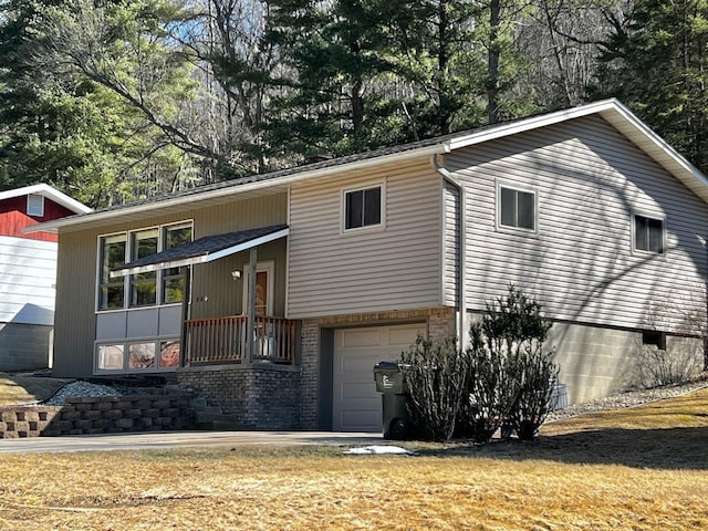 view of front facade featuring brick siding and a garage