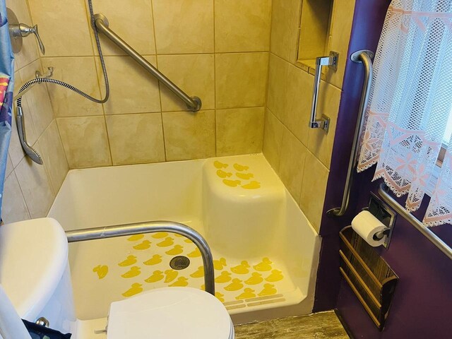W7679 Oak St, Shiocton, WI 54170 - bathroom featuring tiled shower and toilet