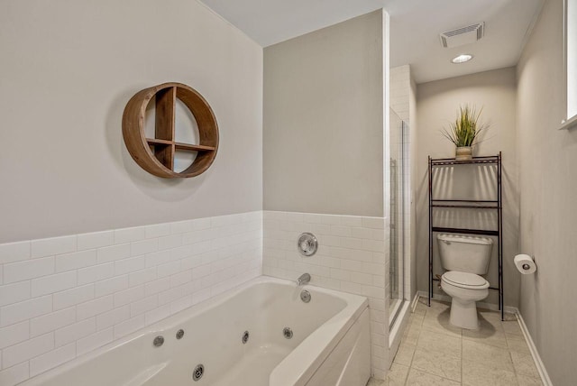 full bathroom featuring toilet, visible vents, baseboards, tile patterned floors, and a whirlpool tub