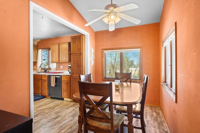 dining area featuring light hardwood / wood-style floors, sink, and ceiling fan