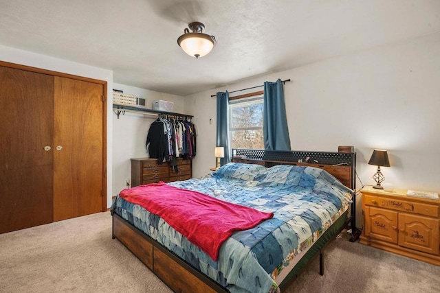 bedroom featuring carpet flooring and a closet