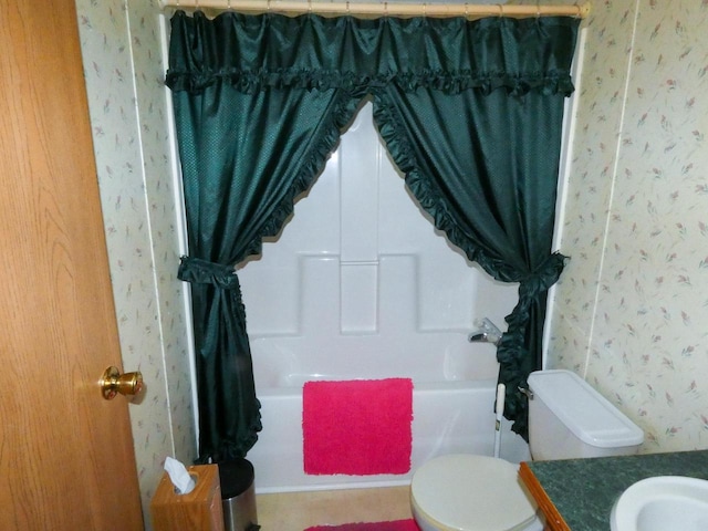 full bathroom featuring shower / tub combo with curtain, vanity, and toilet