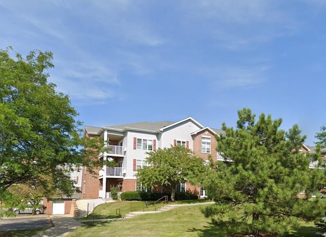 view of front of house with a front yard