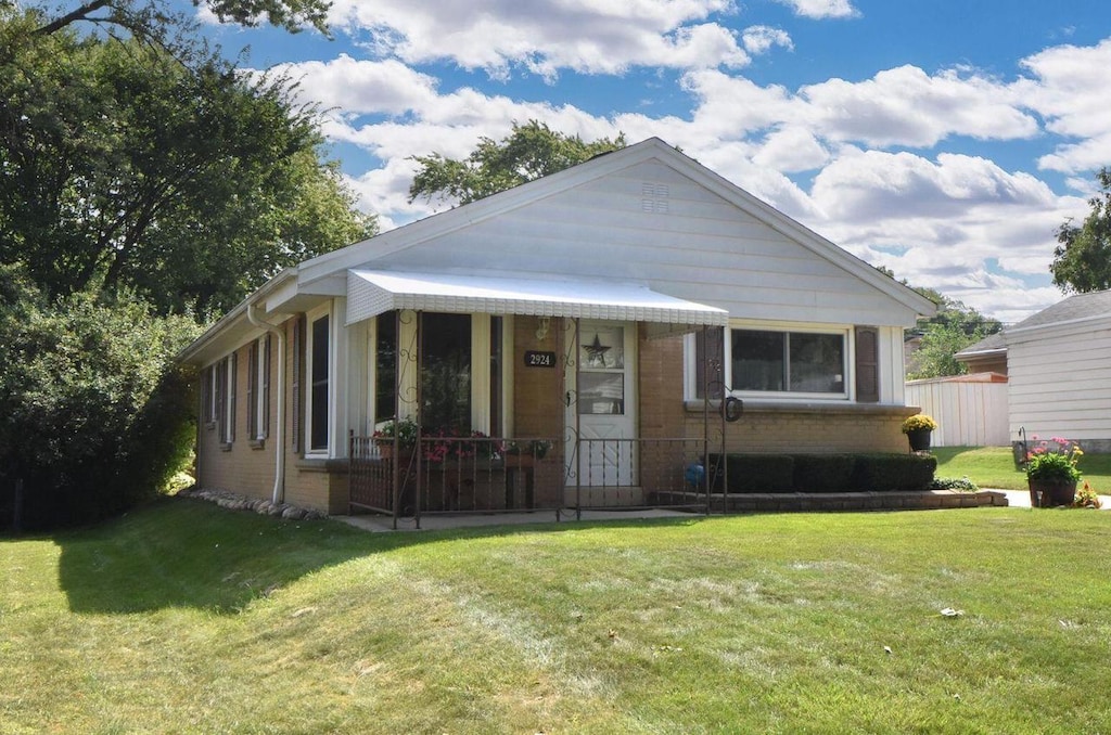 view of front of property with a front lawn