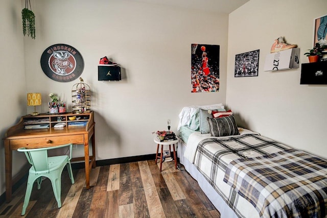 bedroom featuring baseboards and hardwood / wood-style flooring