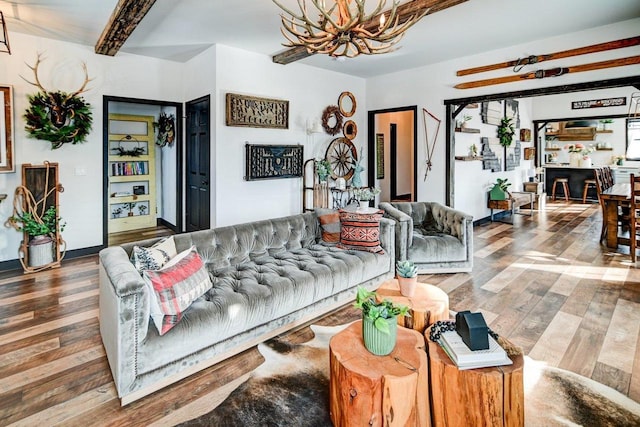 living area featuring an inviting chandelier and wood finished floors