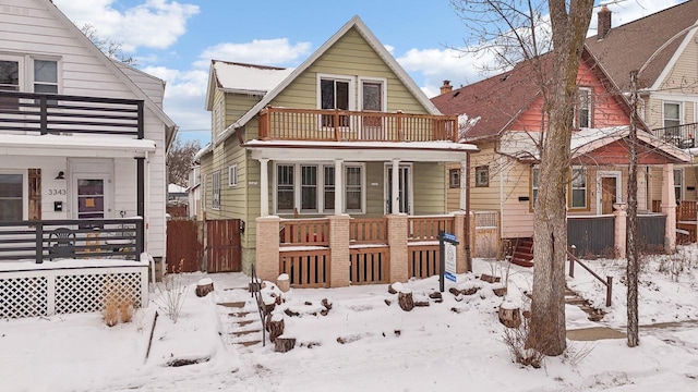 view of front of property featuring a balcony