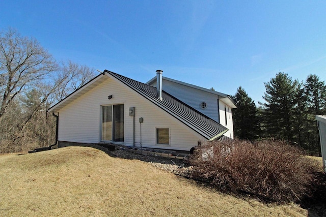 view of front of home featuring a front yard