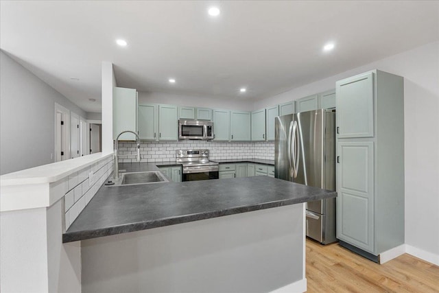 kitchen featuring appliances with stainless steel finishes, sink, and kitchen peninsula