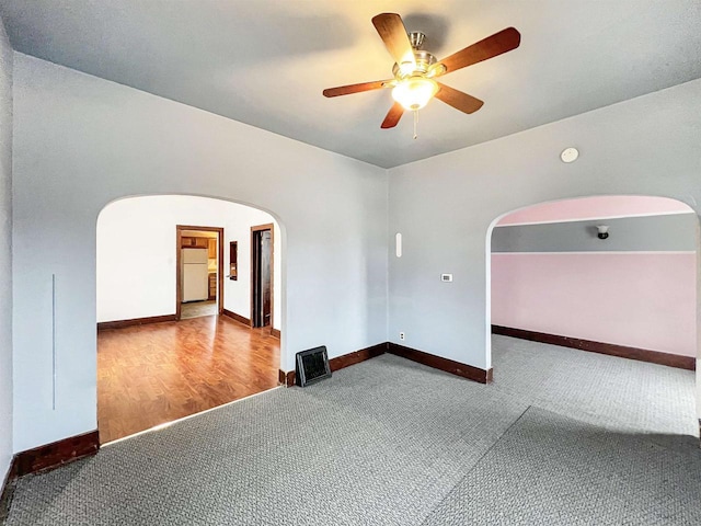 unfurnished room featuring ceiling fan and carpet flooring