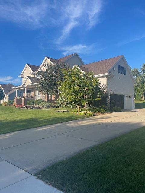 view of front facade with a garage and a front yard