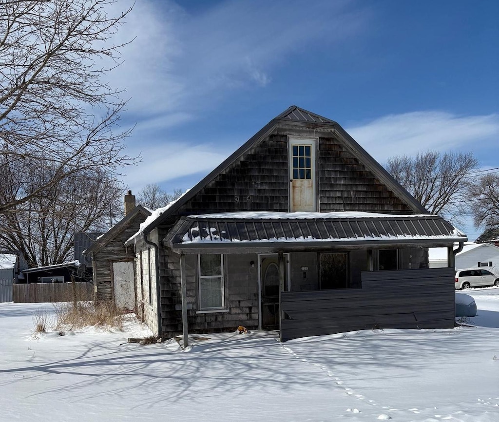 view of front of property featuring covered porch