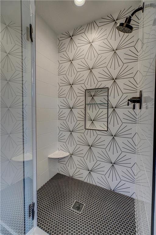 bathroom featuring tiled shower