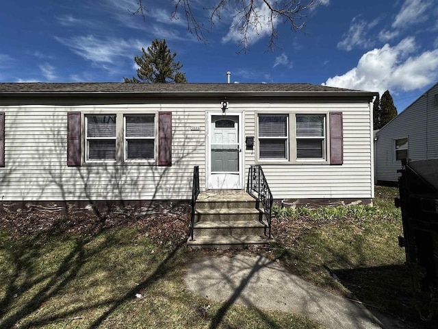 view of front of home featuring a front lawn