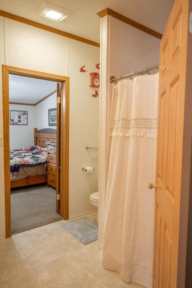 6050 Cth Y, Hazelhurst, WI 53531 - bathroom featuring crown molding, curtained shower, and toilet