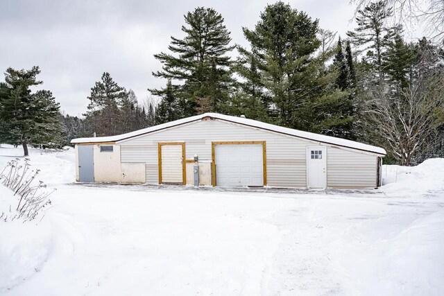6050 Cth Y, Hazelhurst, WI 53531 - view of snow covered garage
