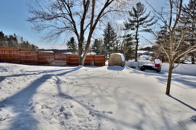 view of yard layered in snow