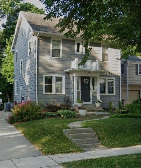 view of front of house featuring a front yard and a balcony