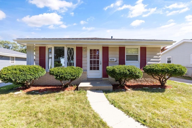 view of front of property featuring a front yard