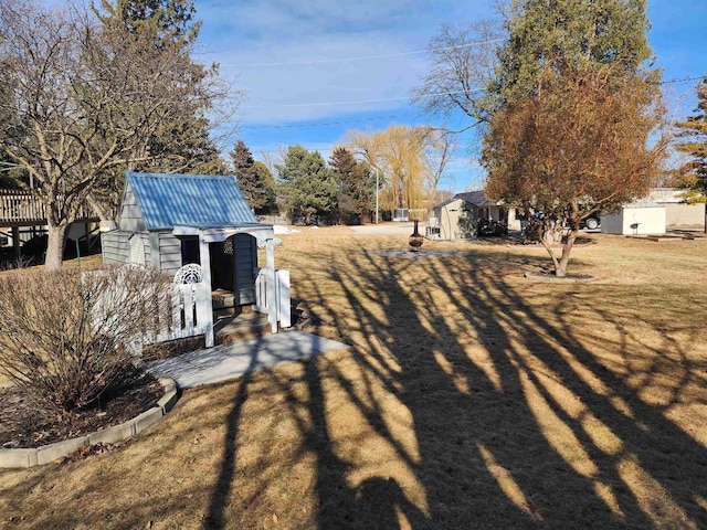 view of yard featuring an outdoor structure