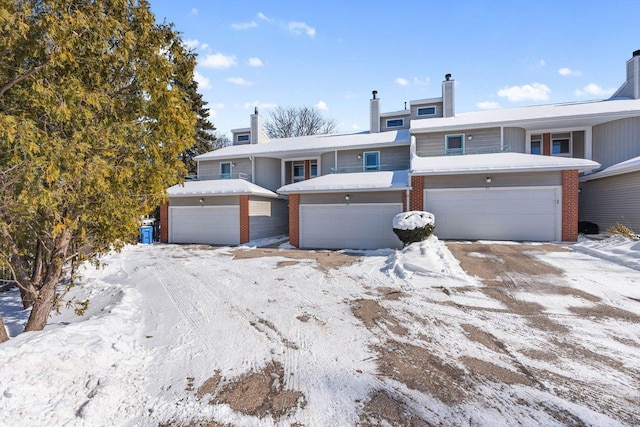 view of front property featuring a garage