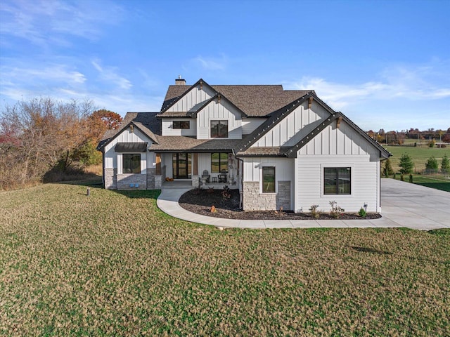 view of front of home featuring a front yard