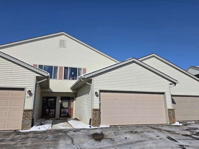 view of front facade with a garage