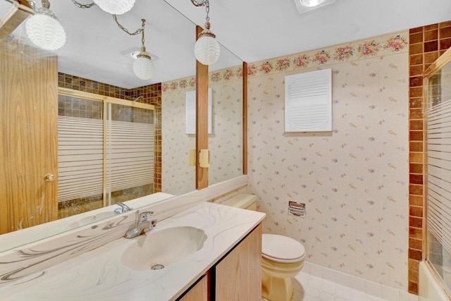 full bathroom with toilet, vanity, and enclosed tub / shower combo